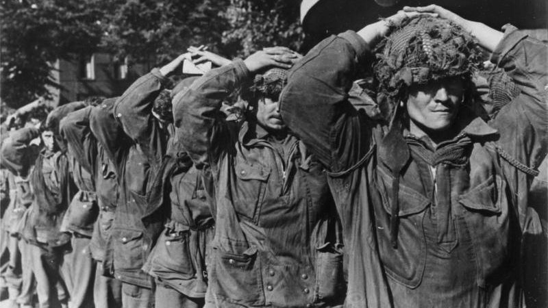 Brittiska fallskärmssoldater tillfångatagna av tyskarna vid Arnhem 1944