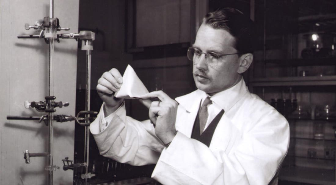 Erik Wallenberg uppfann 1944 som anställd på nuvarande Tetra Pak den första Tetra Pak-förpackningen i form av en tetraeder.