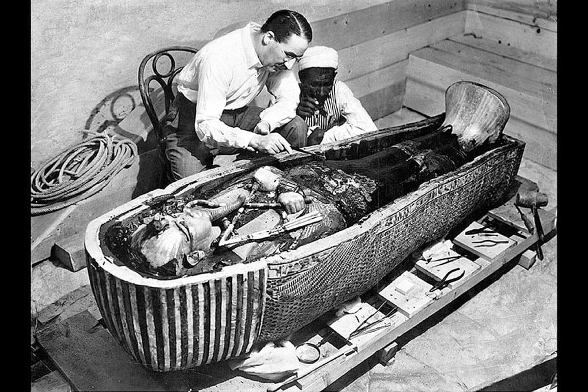 Howard Carter undersöker Tutankhamons sarkofag