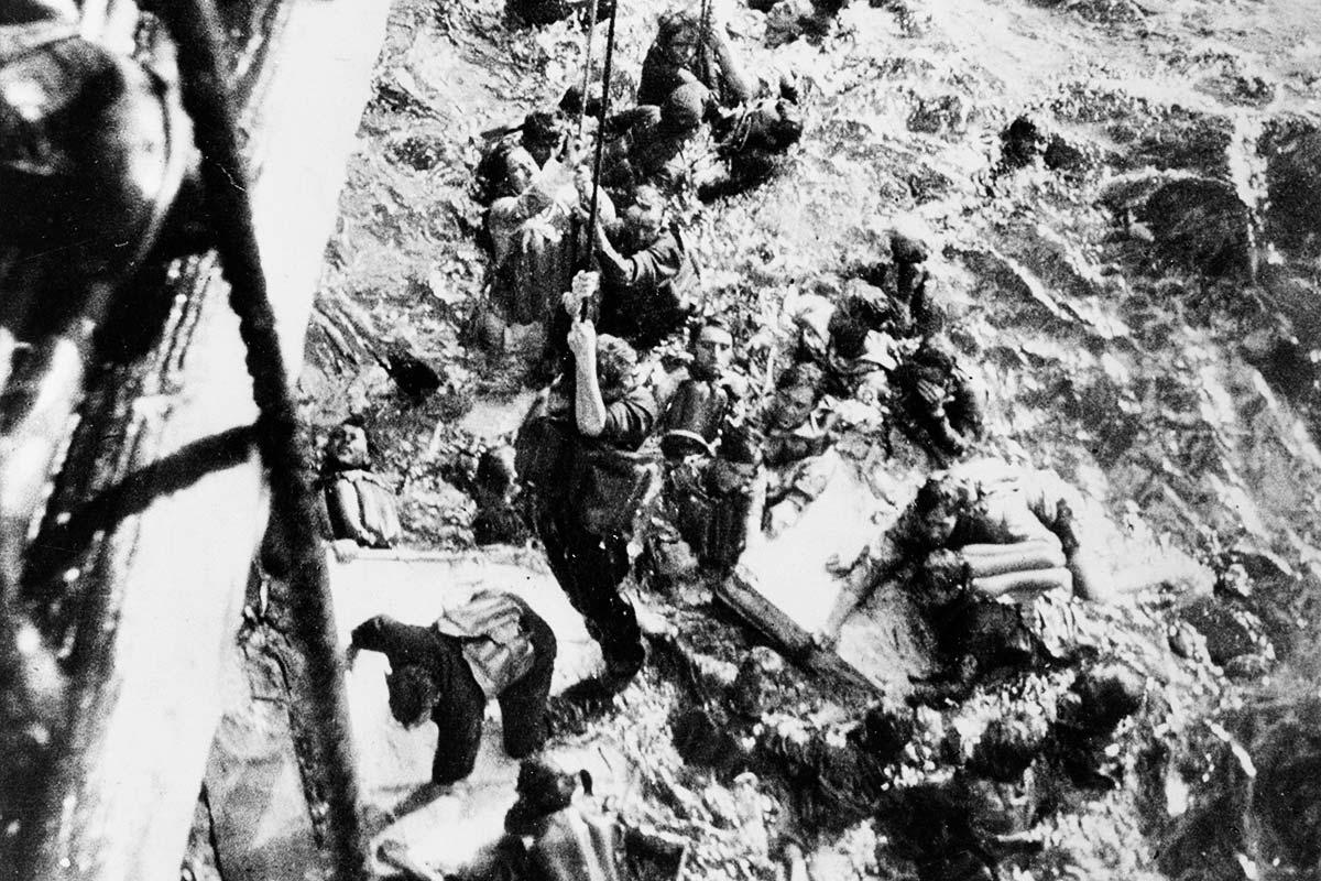 Dorsetshire plockar upp Bismarcks besättning efter förlisningen.